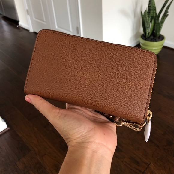 💕🌹Michael Kors Luggage wallet💕🌹 - Picture 3 of 5